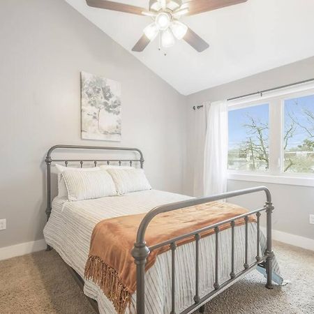 Cozy 2 Bed Townhome Near The Hospital ラファイエット エクステリア 写真