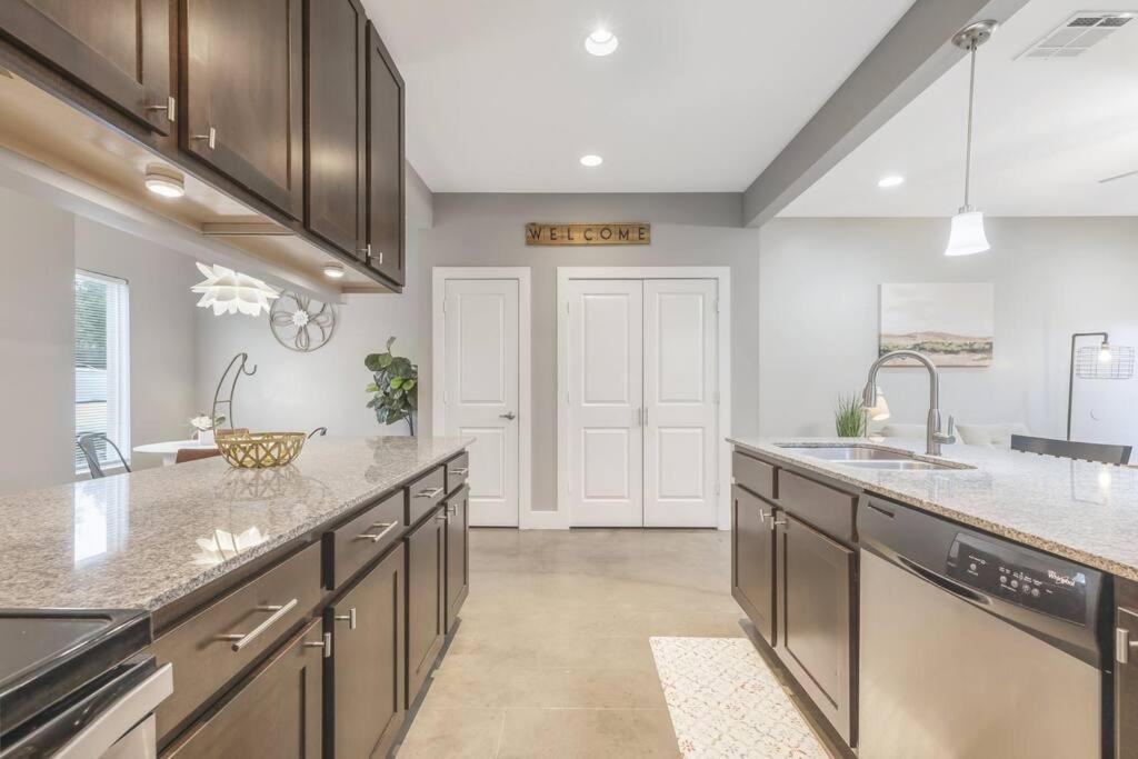 Cozy 2 Bed Townhome Near The Hospital ラファイエット エクステリア 写真