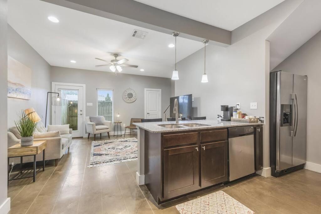 Cozy 2 Bed Townhome Near The Hospital ラファイエット エクステリア 写真