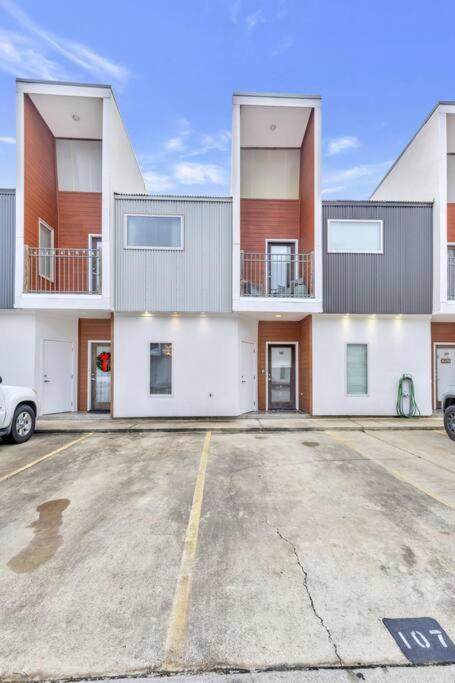 Cozy 2 Bed Townhome Near The Hospital ラファイエット エクステリア 写真