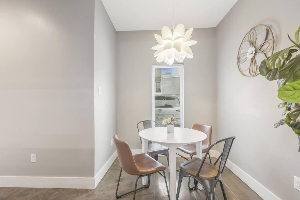 Cozy 2 Bed Townhome Near The Hospital ラファイエット エクステリア 写真