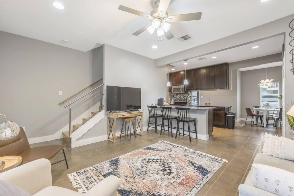 Cozy 2 Bed Townhome Near The Hospital ラファイエット エクステリア 写真