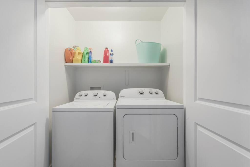 Cozy 2 Bed Townhome Near The Hospital ラファイエット エクステリア 写真
