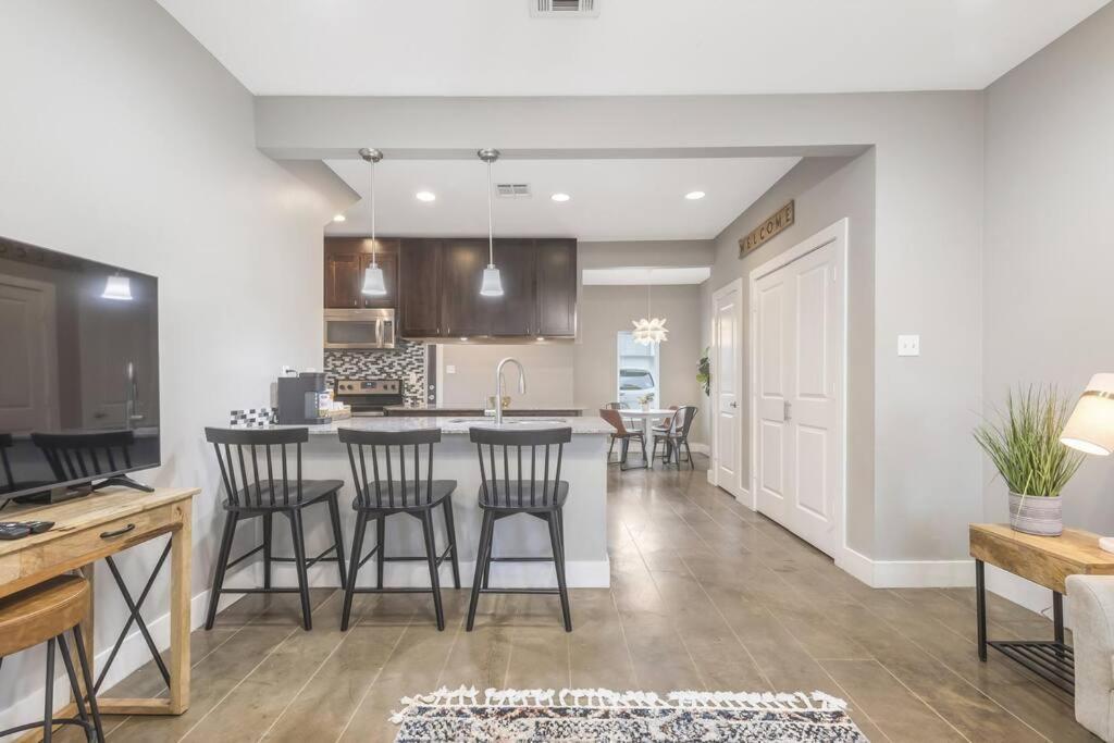 Cozy 2 Bed Townhome Near The Hospital ラファイエット エクステリア 写真
