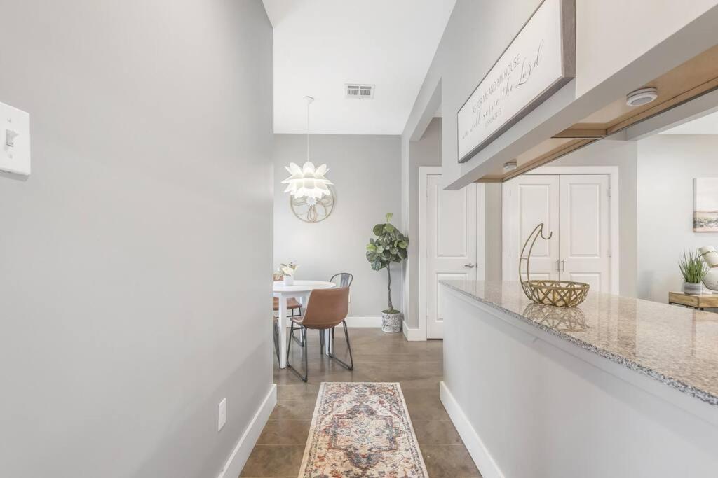 Cozy 2 Bed Townhome Near The Hospital ラファイエット エクステリア 写真