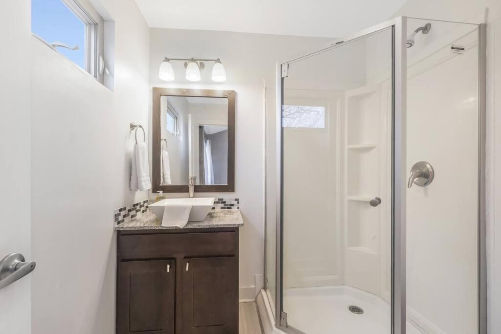 Cozy 2 Bed Townhome Near The Hospital ラファイエット エクステリア 写真
