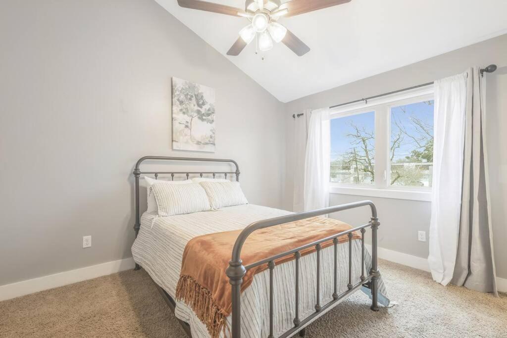 Cozy 2 Bed Townhome Near The Hospital ラファイエット エクステリア 写真