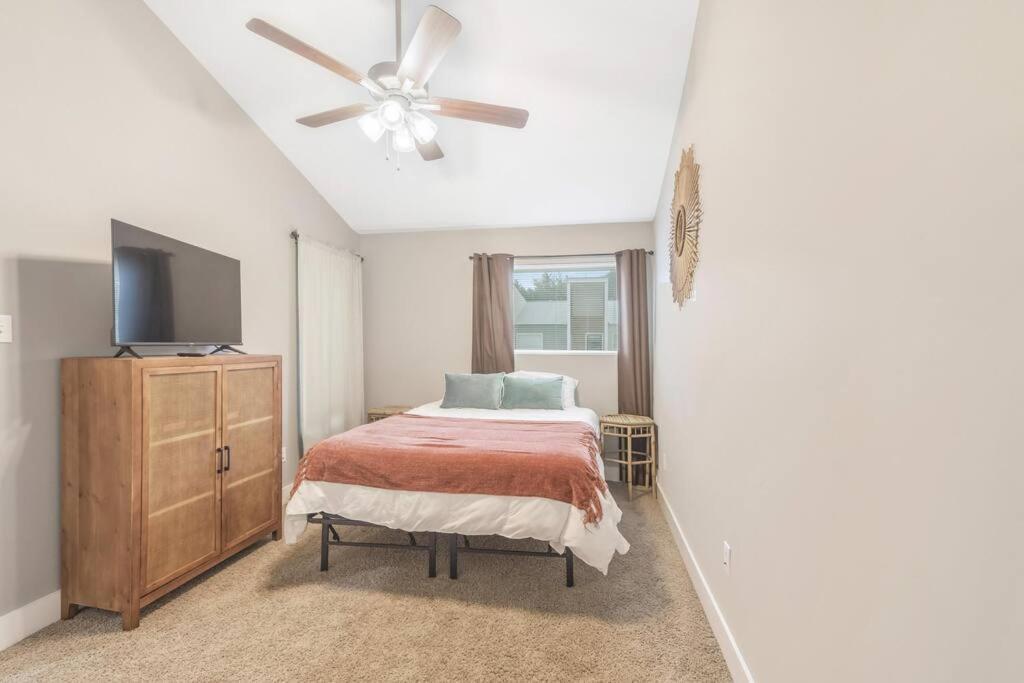 Cozy 2 Bed Townhome Near The Hospital ラファイエット エクステリア 写真