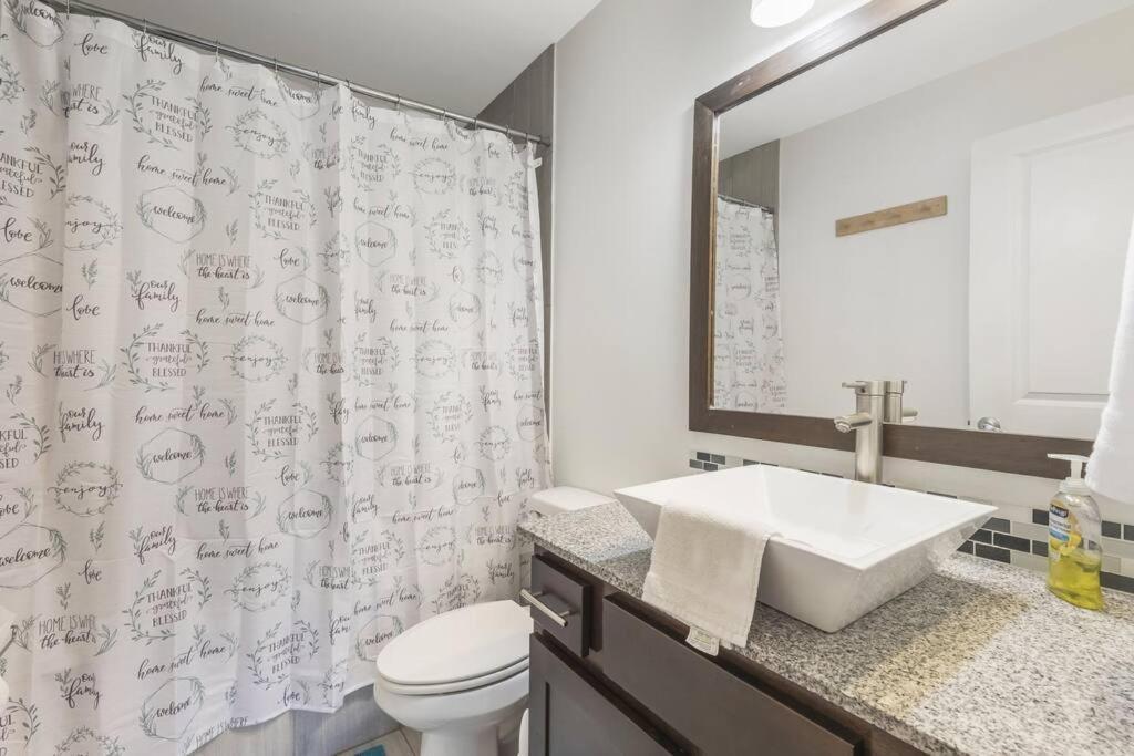 Cozy 2 Bed Townhome Near The Hospital ラファイエット エクステリア 写真