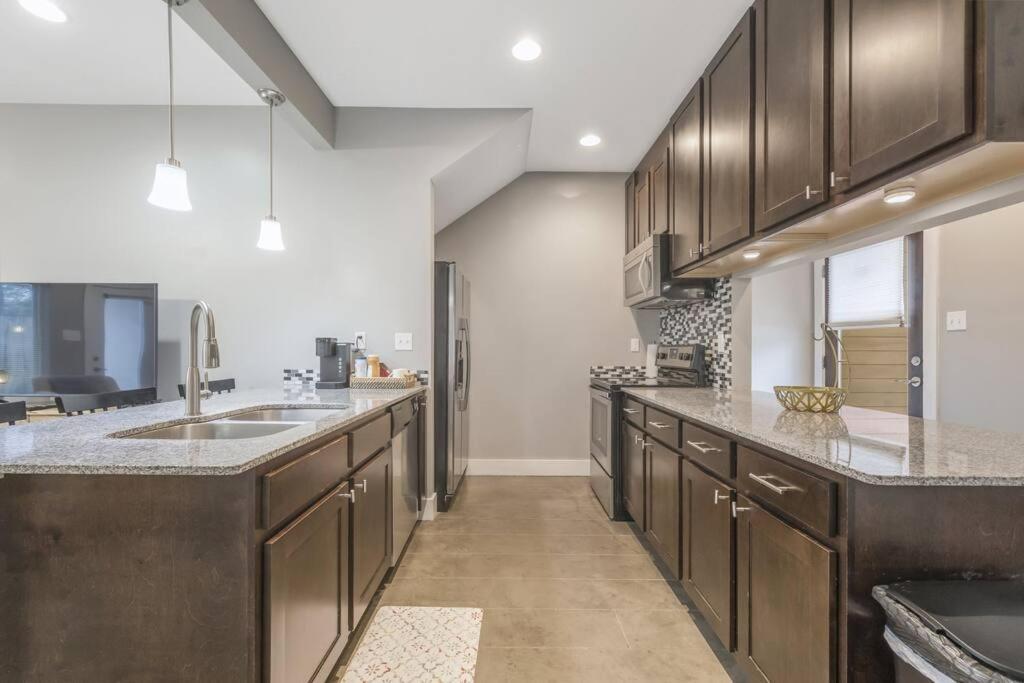 Cozy 2 Bed Townhome Near The Hospital ラファイエット エクステリア 写真