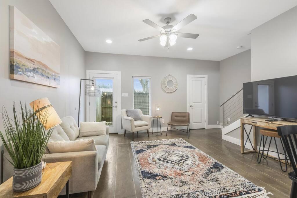 Cozy 2 Bed Townhome Near The Hospital ラファイエット エクステリア 写真